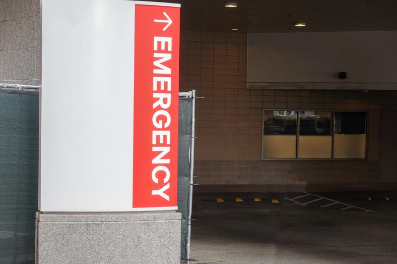 Emergency room entrance sign in a street outside of a hospital