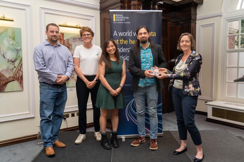 Sarah Cumbers (RSS) presenting Florence Nightingale Award to Strategy Unit staff Tom Jemmett, Jac Grout, YiWen Hon & Chris Beeley